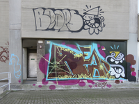 829132 Afbeelding van de graffiti waaronder Utrechtse kabouters (KBTR) op de zijgevel van het voormalige Centraal ...